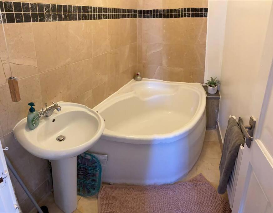 3 Double Bedroomed Flat, Acton. London, Uk Appartamento Londra