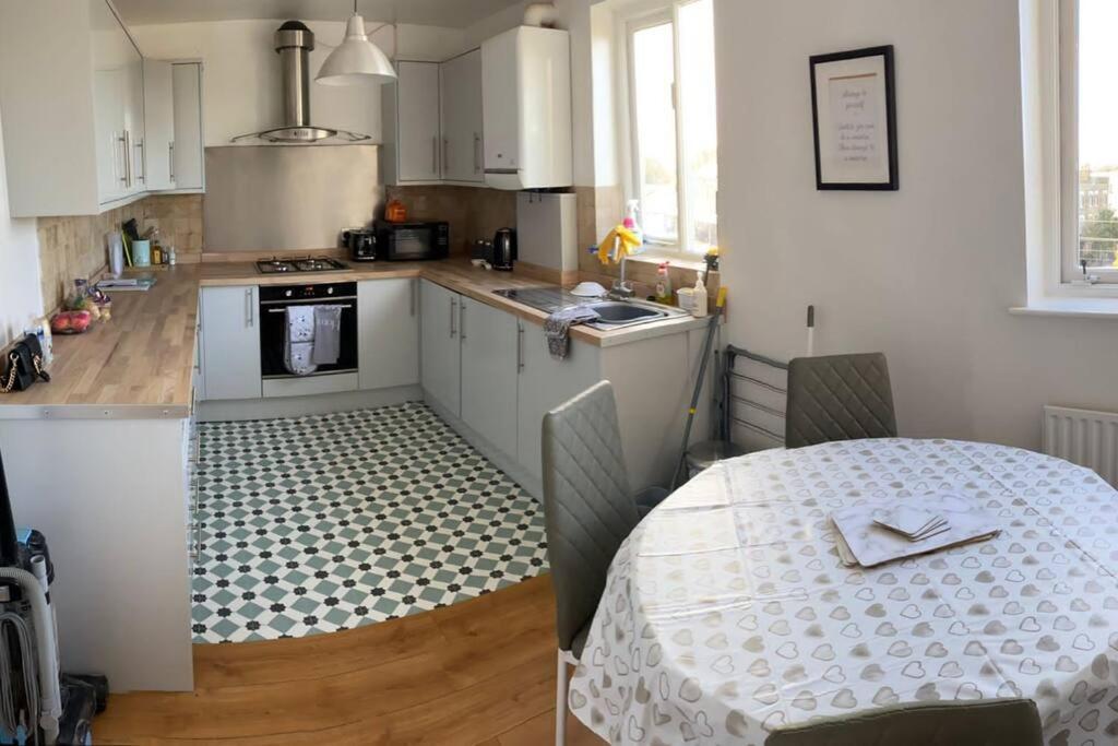 Appartamento 3 Double Bedroomed Flat, Acton. London, Uk